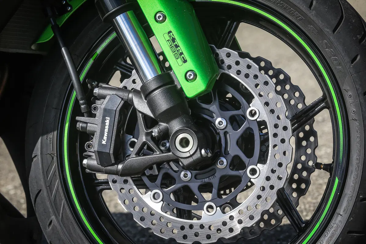Kawasaki Z1000SX vs. Suzuki GSX-S1000 F (5)