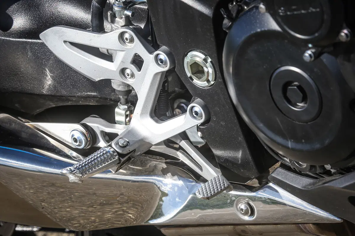 Kawasaki Z1000SX vs. Suzuki GSX-S1000 F (4)
