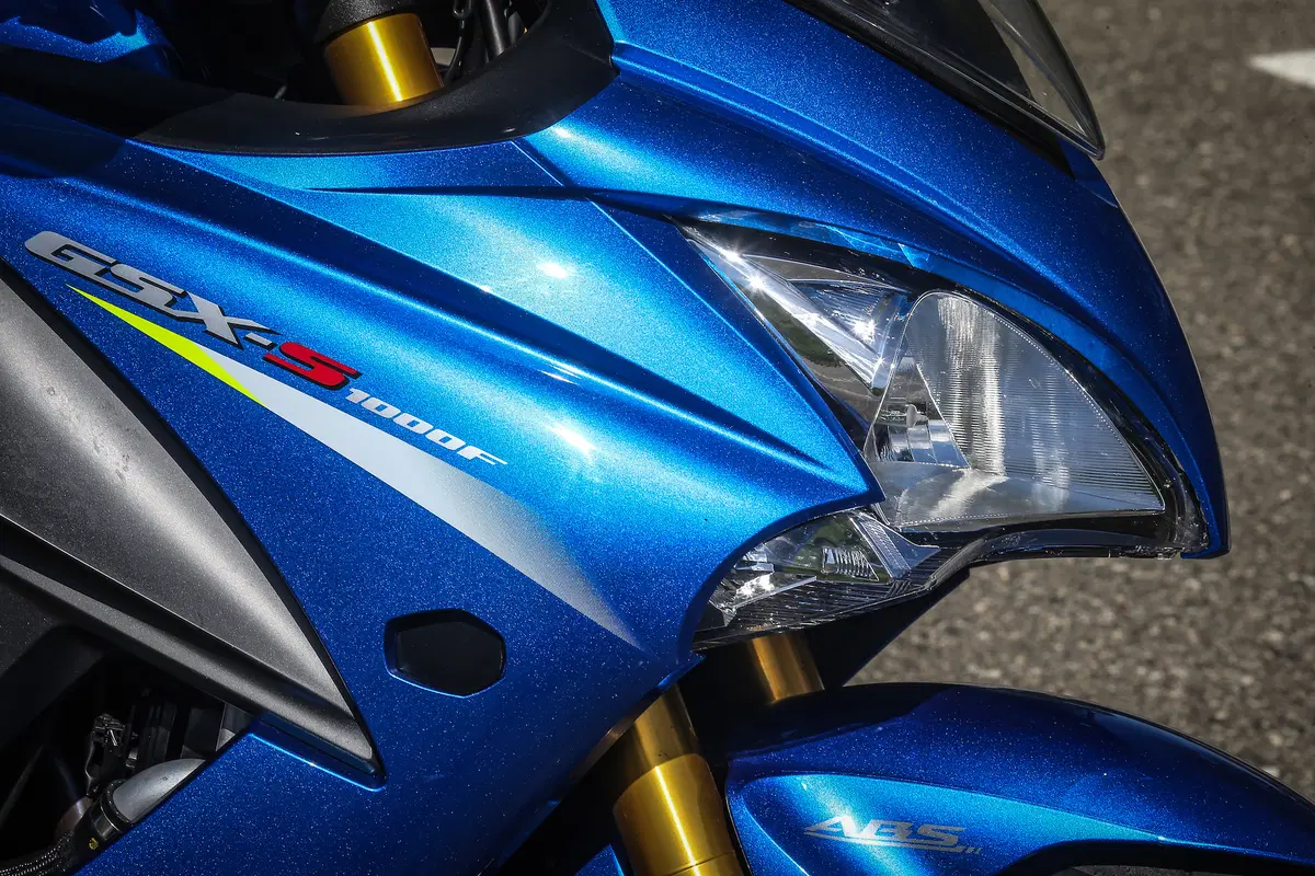 Kawasaki Z1000SX vs. Suzuki GSX-S1000 F (5)