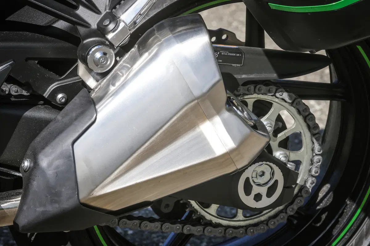 Kawasaki Z1000SX vs. Suzuki GSX-S1000 F (4)