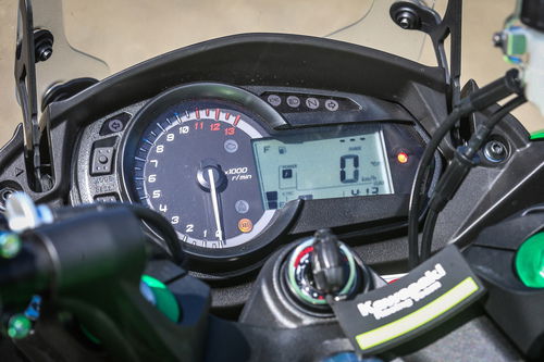 La strumentazione mista analogico/digitale della Kawasaki Z1000SX