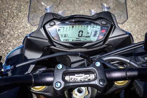 La strumentazione digitale della Suzuki GSX-S1000F