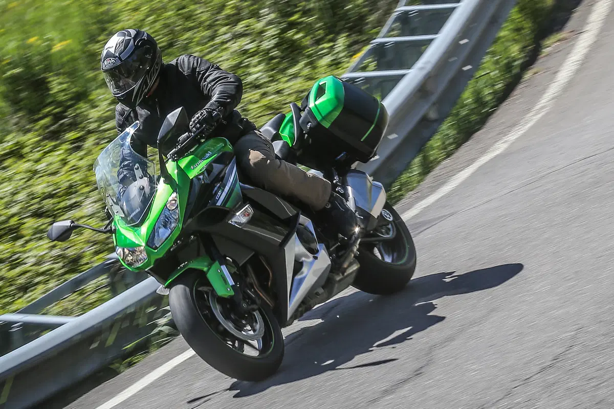 Kawasaki Z1000SX vs. Suzuki GSX-S1000 F (23)
