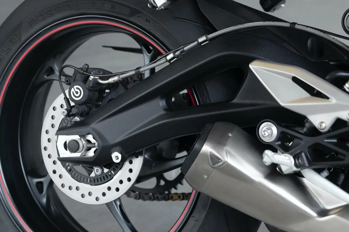 Nuova Triumph Street Triple R: ecco foto, dati e prezzo! (20)