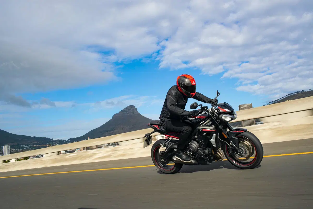 Nuova Triumph Street Triple R: ecco foto, dati e prezzo! (23)