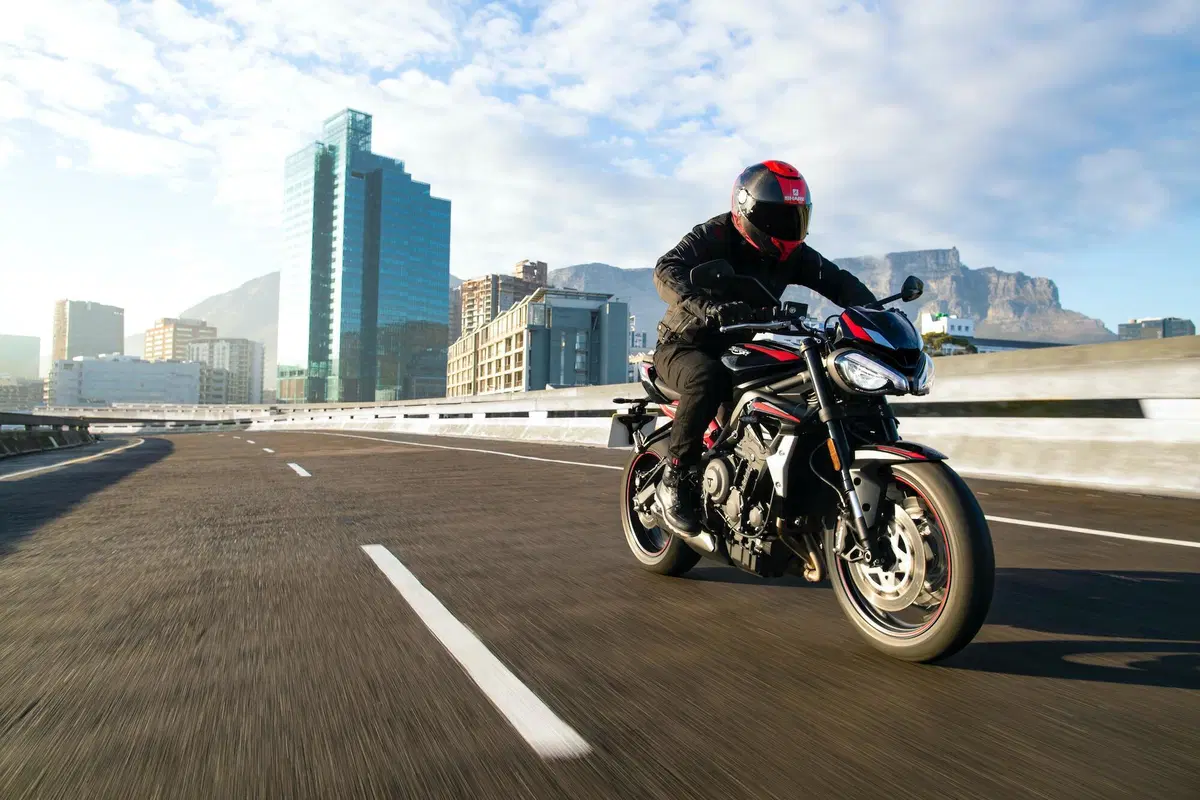 Nuova Triumph Street Triple R: ecco foto, dati e prezzo! (32)