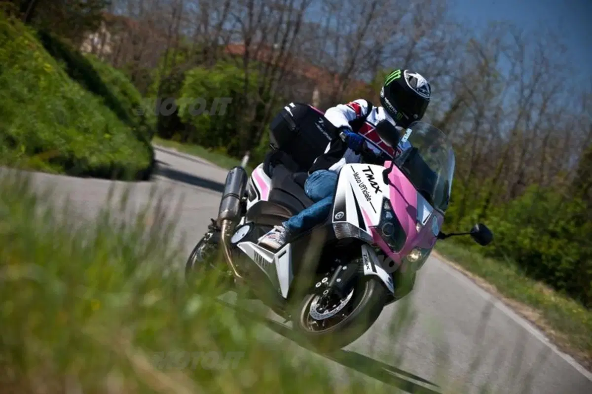 Yamaha TMAX 530 edizione speciale. Sarà il mezzo ufficiale del Giro d'Italia (9)