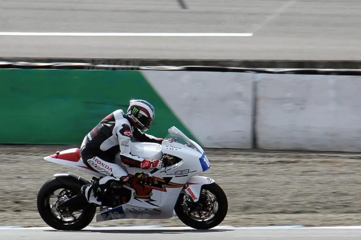 John McGuinness “cavaliere elettrico”