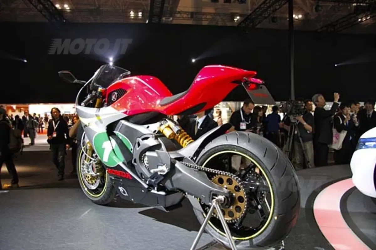 John McGuinness “cavaliere elettrico” (4)