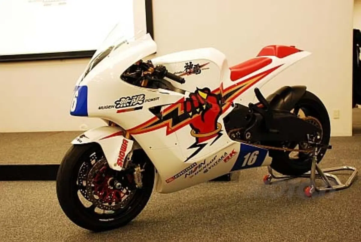 John McGuinness “cavaliere elettrico” (10)