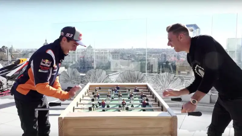 VIDEO - Marc Marquez sfida Joaqu&iacute;n a calcio balilla