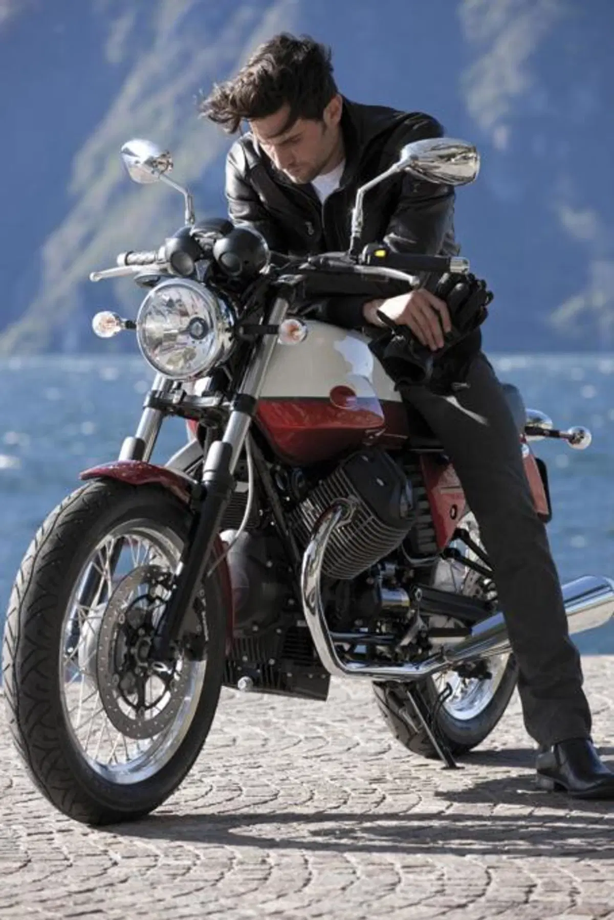 Le Moto Guzzi V7 e l'arte di Scott Pommier in mostra a Milano