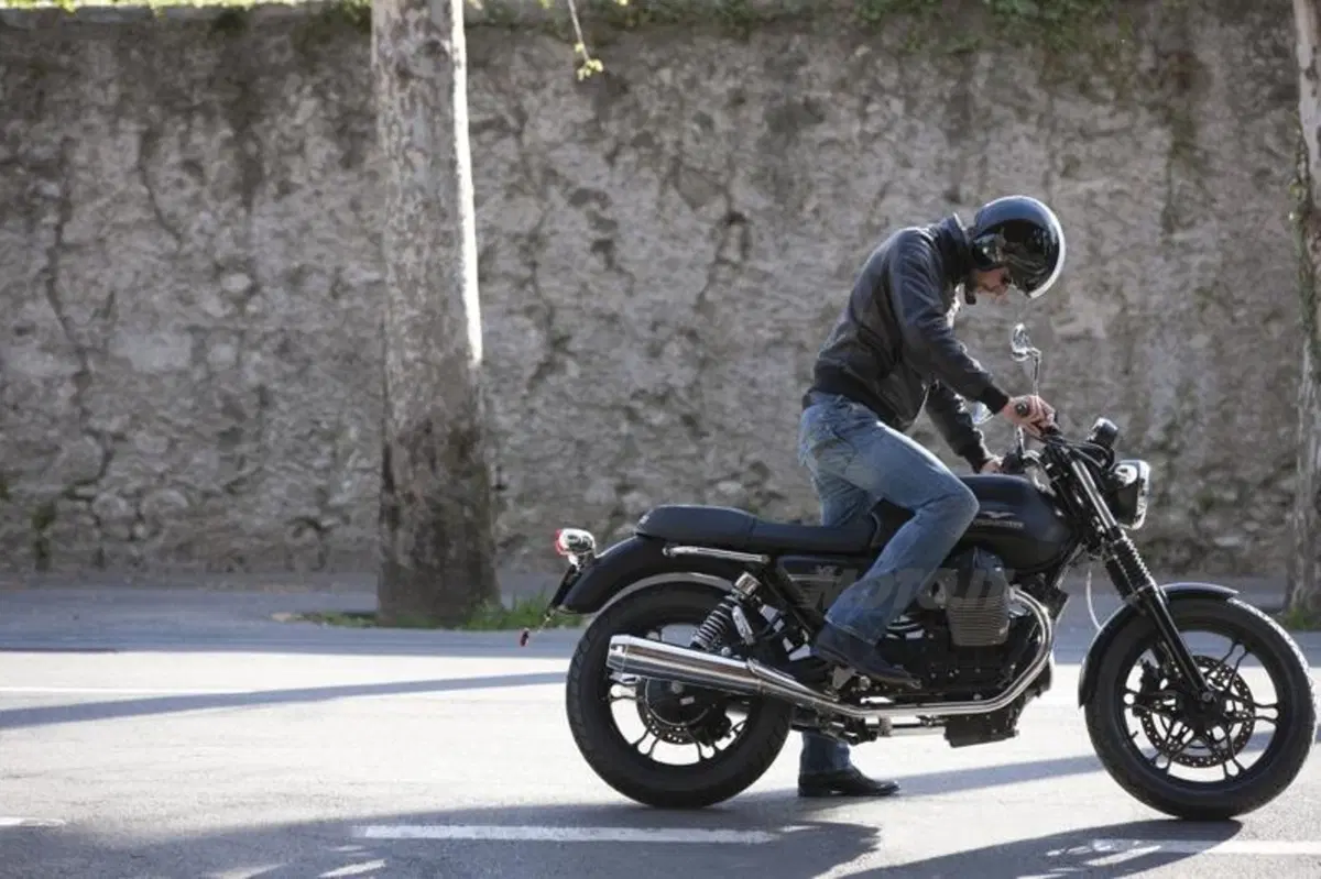 Le Moto Guzzi V7 e l'arte di Scott Pommier in mostra a Milano (2)