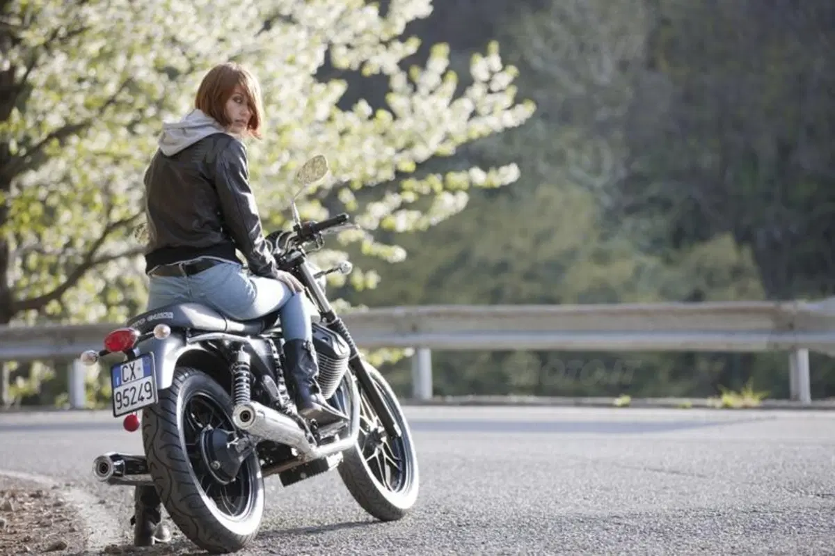 Le Moto Guzzi V7 e l'arte di Scott Pommier in mostra a Milano (3)