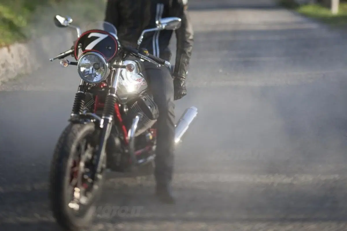 Le Moto Guzzi V7 e l'arte di Scott Pommier in mostra a Milano (4)