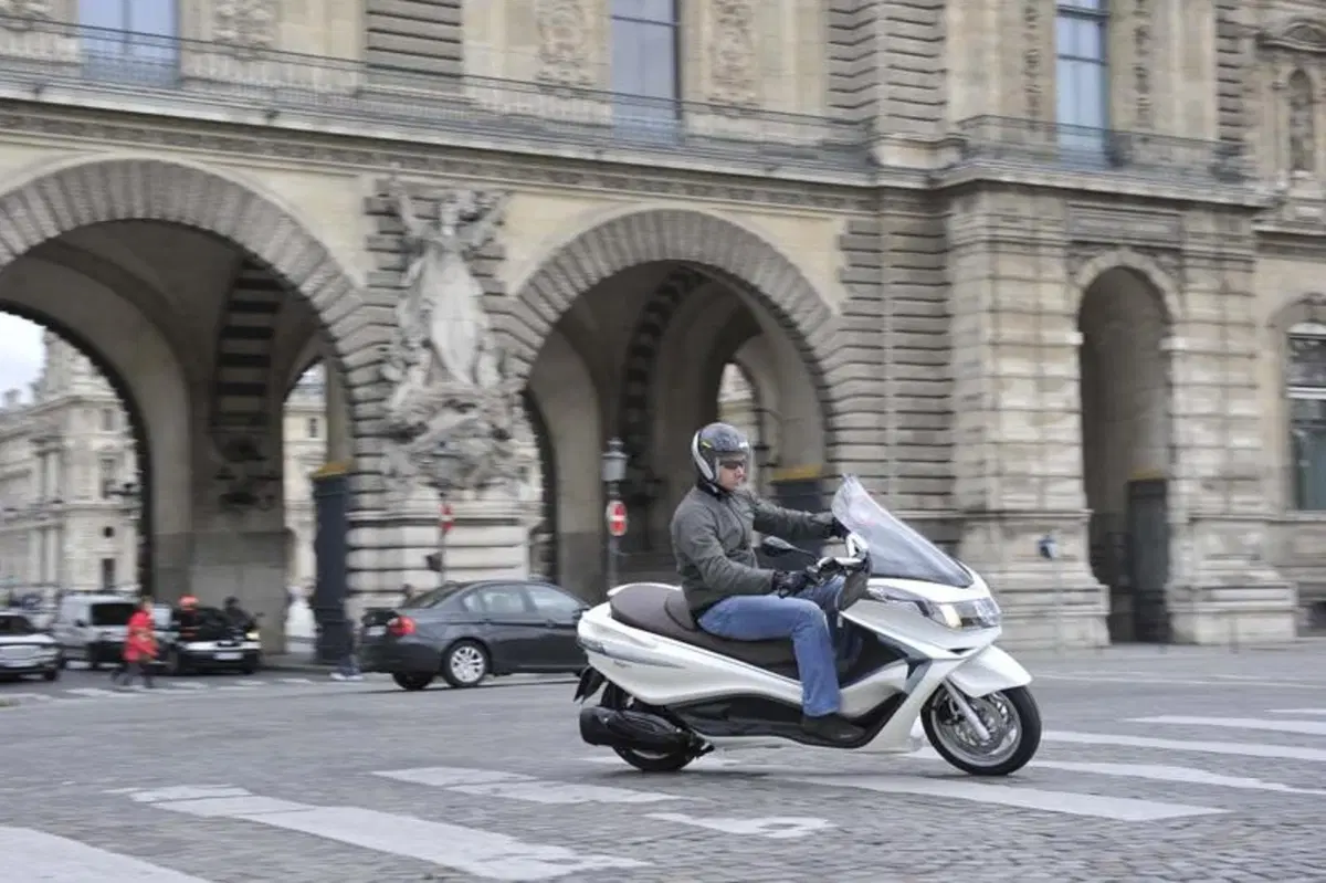 Piaggio X10 350 Executive   (2)