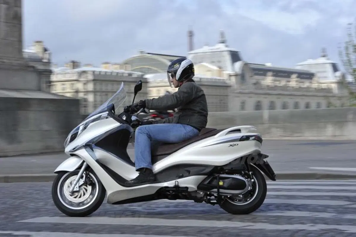 Piaggio X10 350 Executive   (3)
