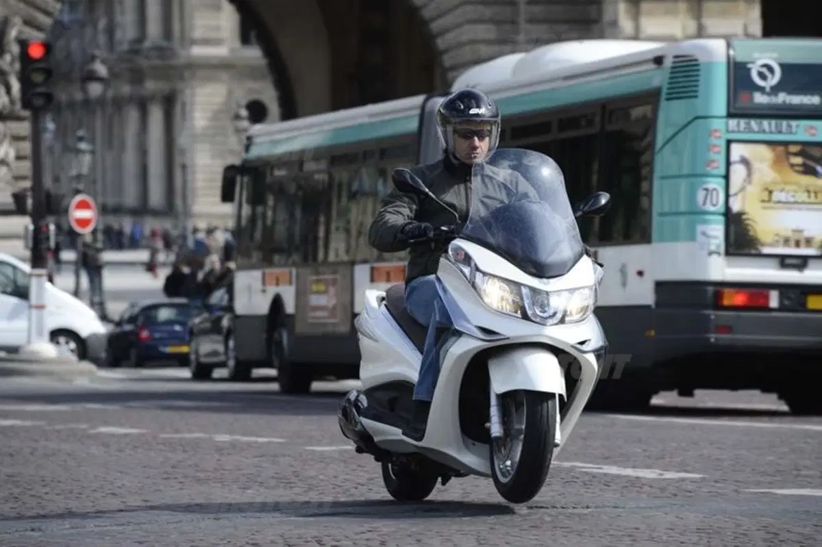Piaggio X10 350 Executive   (4)