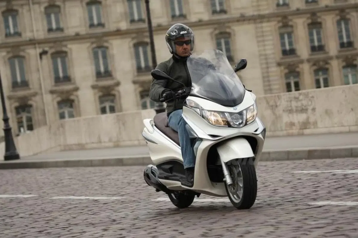 Piaggio X10 350 Executive   (5)