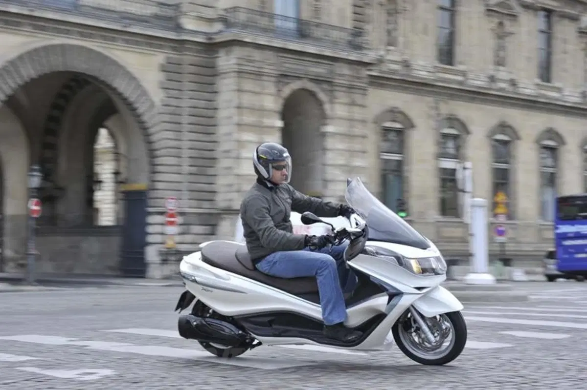Piaggio X10 350 Executive   (6)