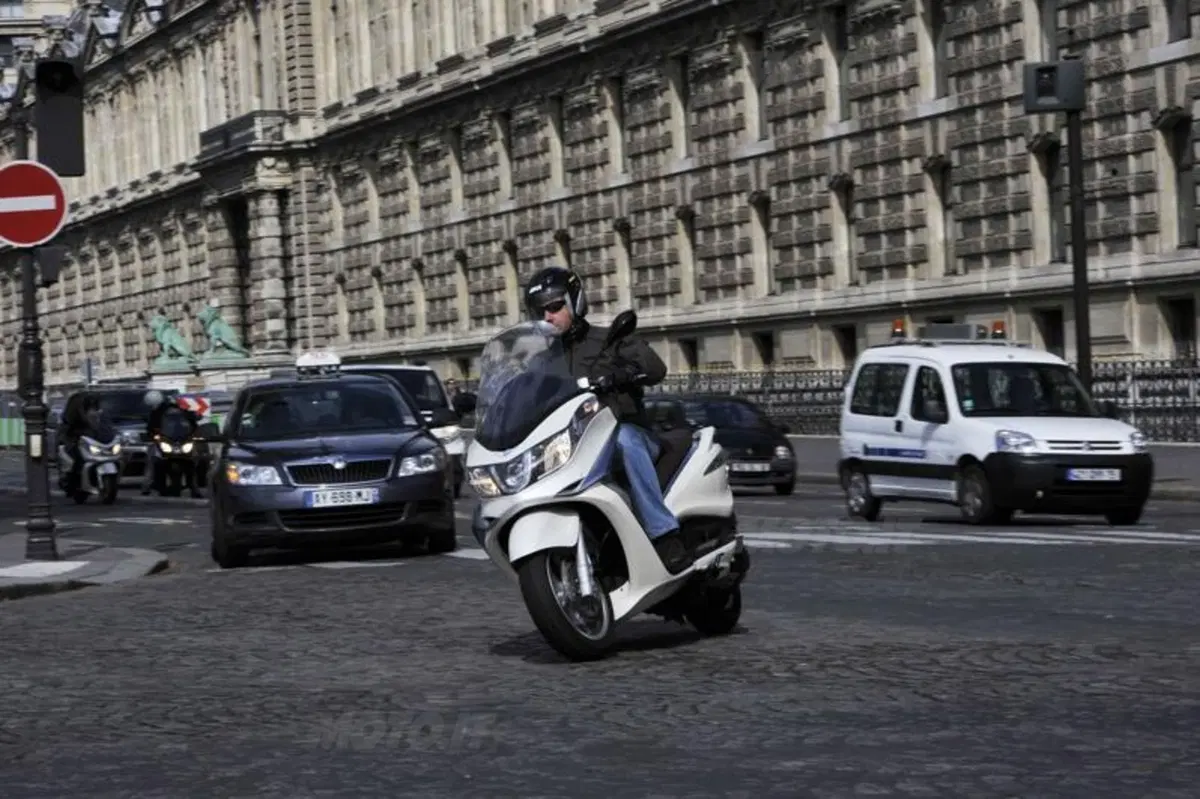 Piaggio X10 350 Executive   (7)