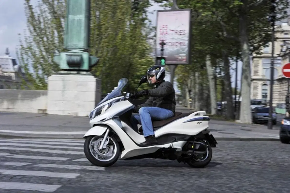 Piaggio X10 350 Executive   (8)
