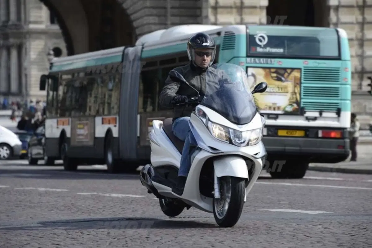 Piaggio X10 350 Executive   (10)