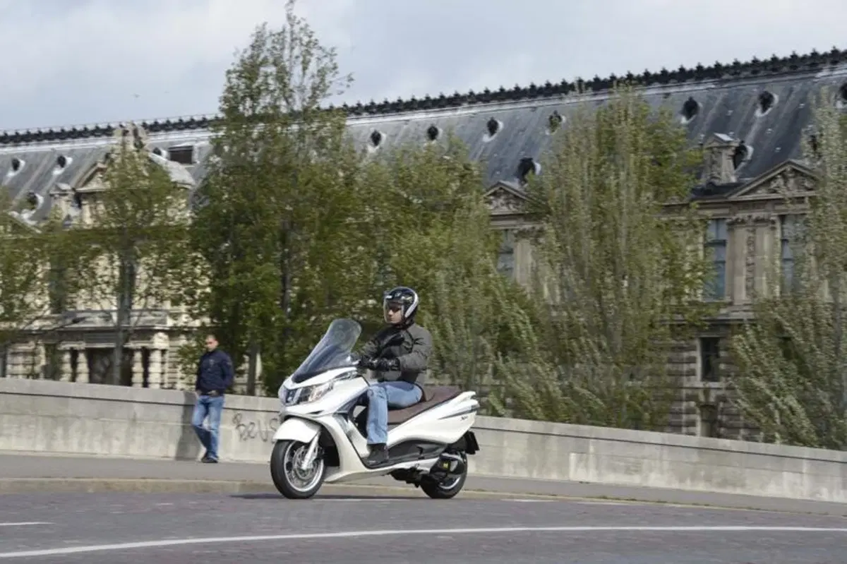 Piaggio X10 350 Executive   (11)