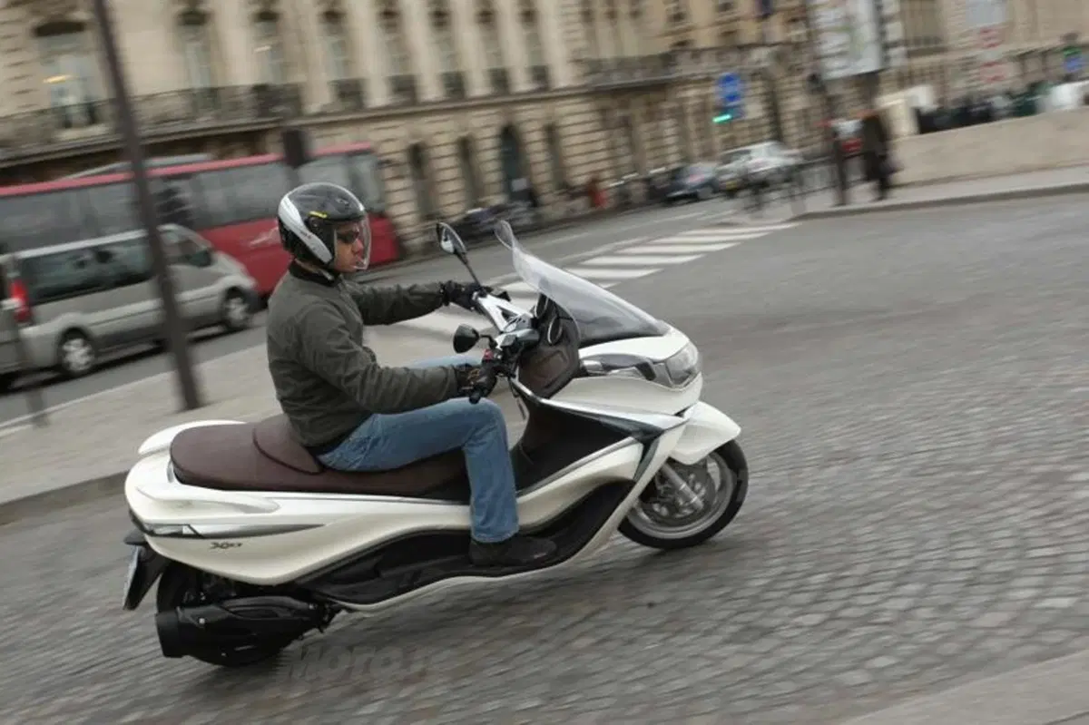 Piaggio X10 350 Executive   (12)