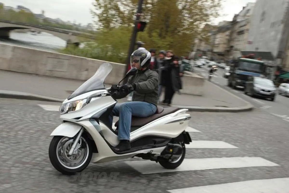 Piaggio X10 350 Executive   (13)