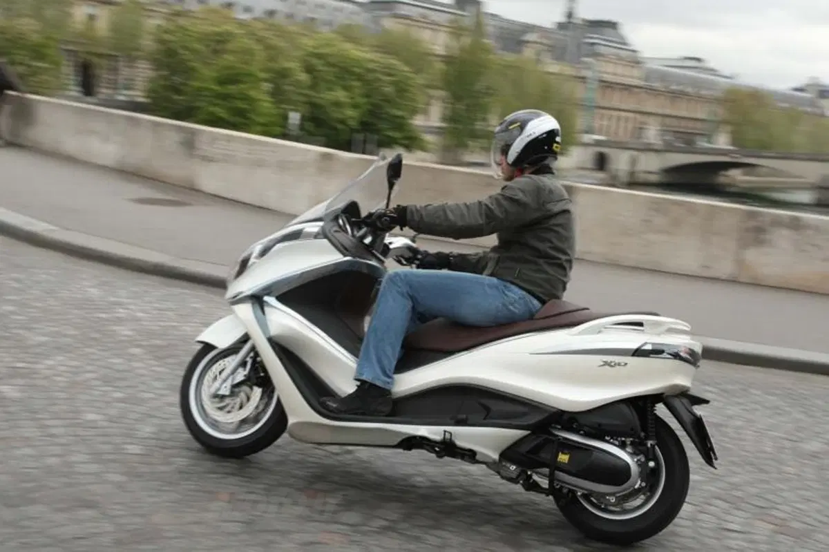 Piaggio X10 350 Executive   (14)