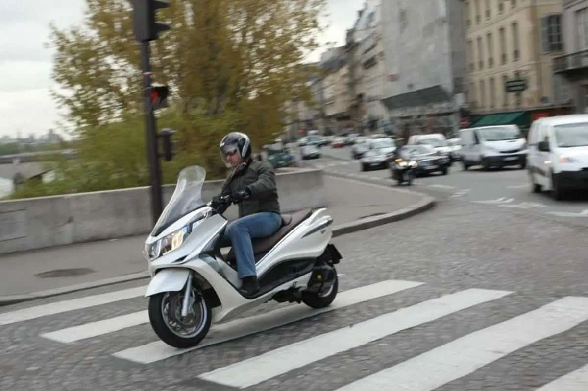 Piaggio X10 350 Executive   (15)