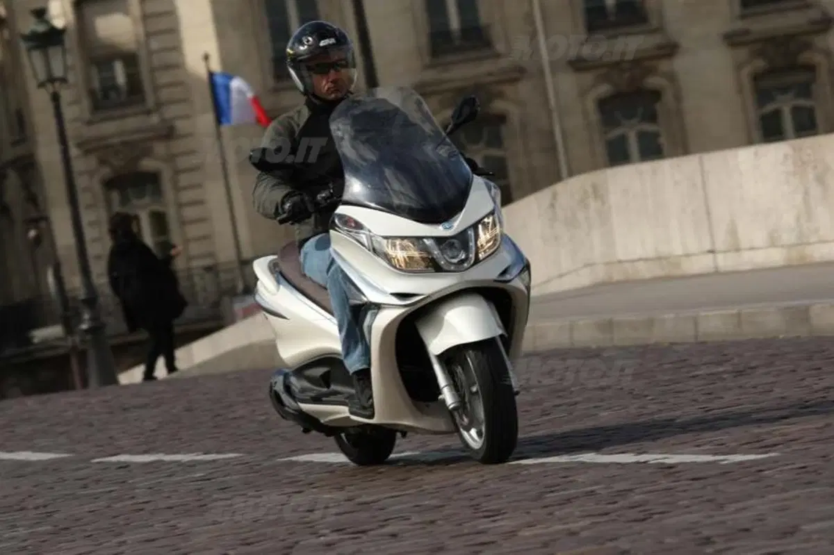 Piaggio X10 350 Executive   (16)