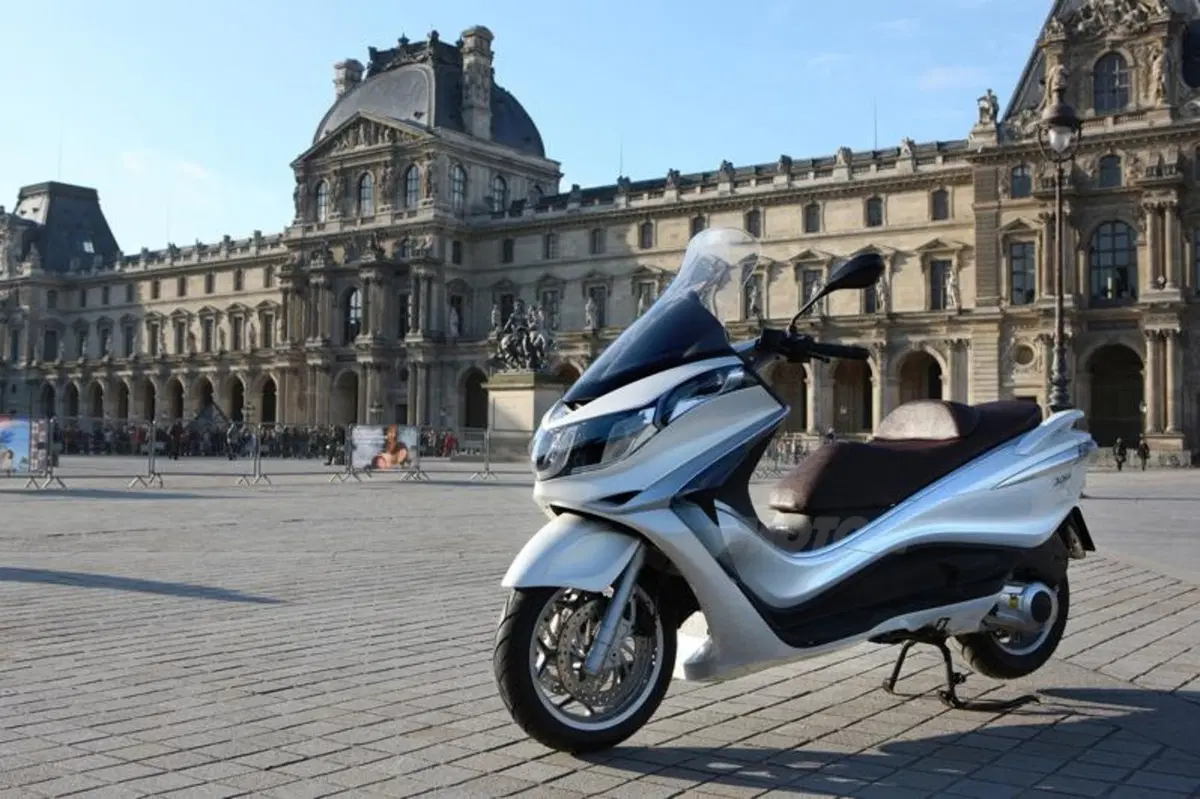 Piaggio X10 350 Executive   (17)