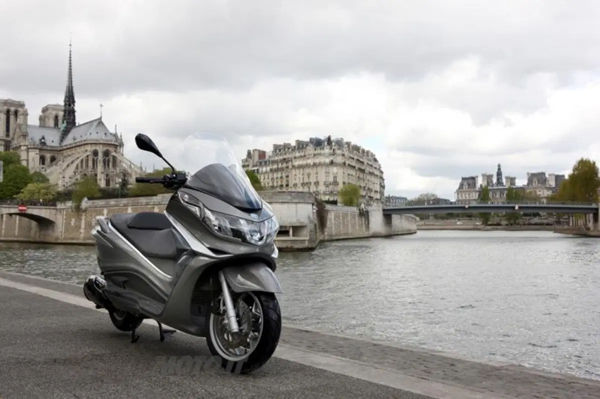 Piaggio X10 350 Executive   (19)