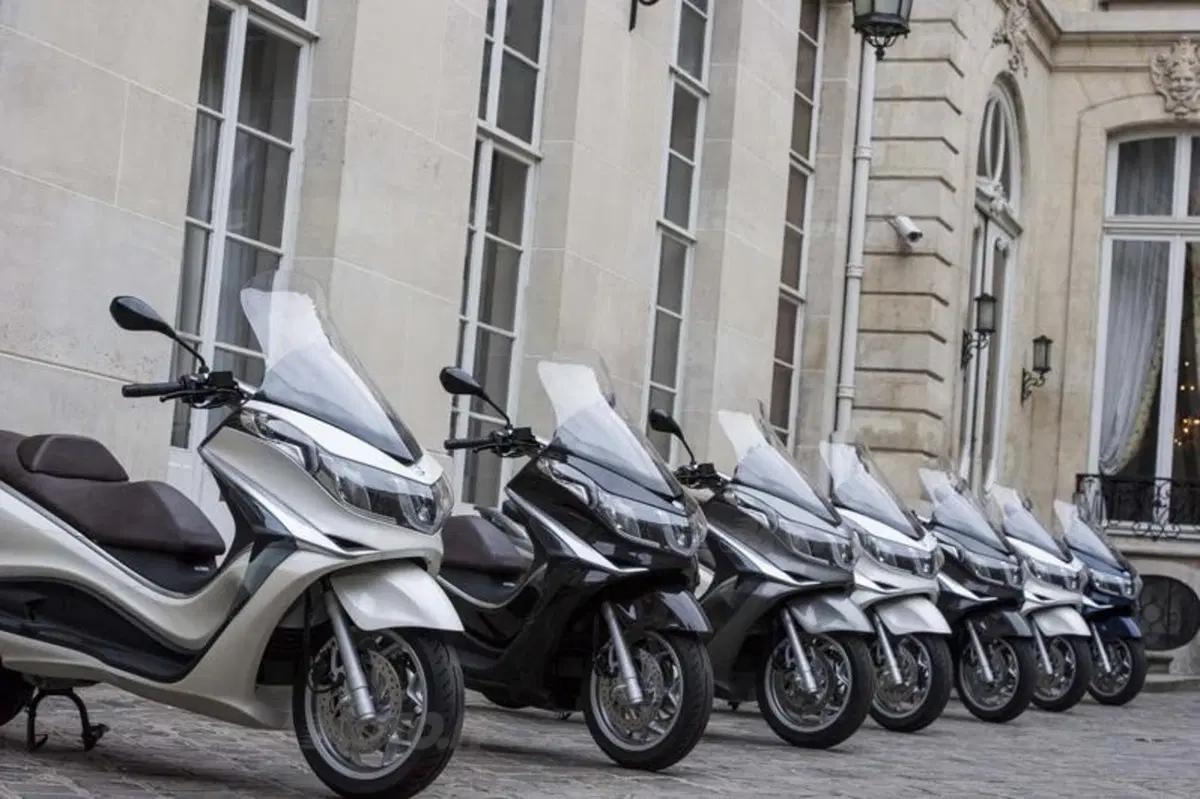 Piaggio X10 350 Executive   (23)