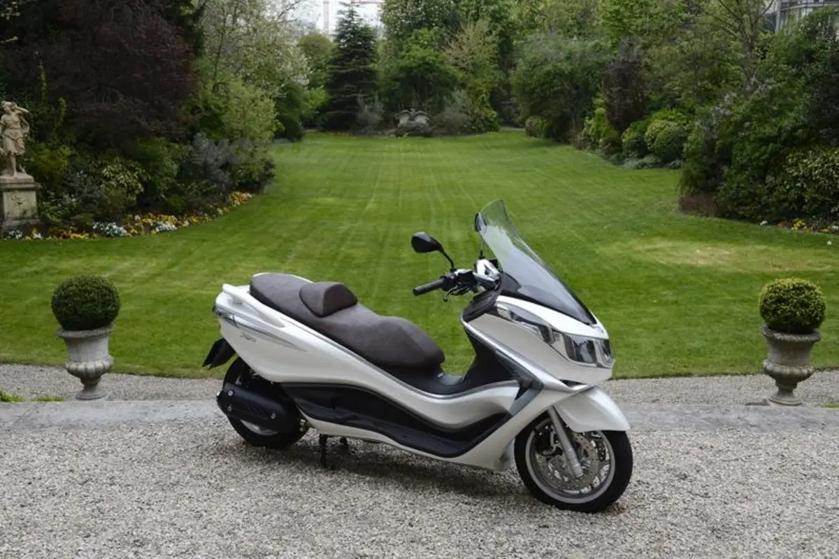 Piaggio X10 350 Executive   (24)