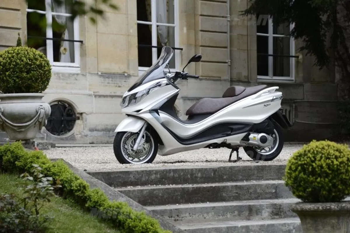 Piaggio X10 350 Executive   (25)