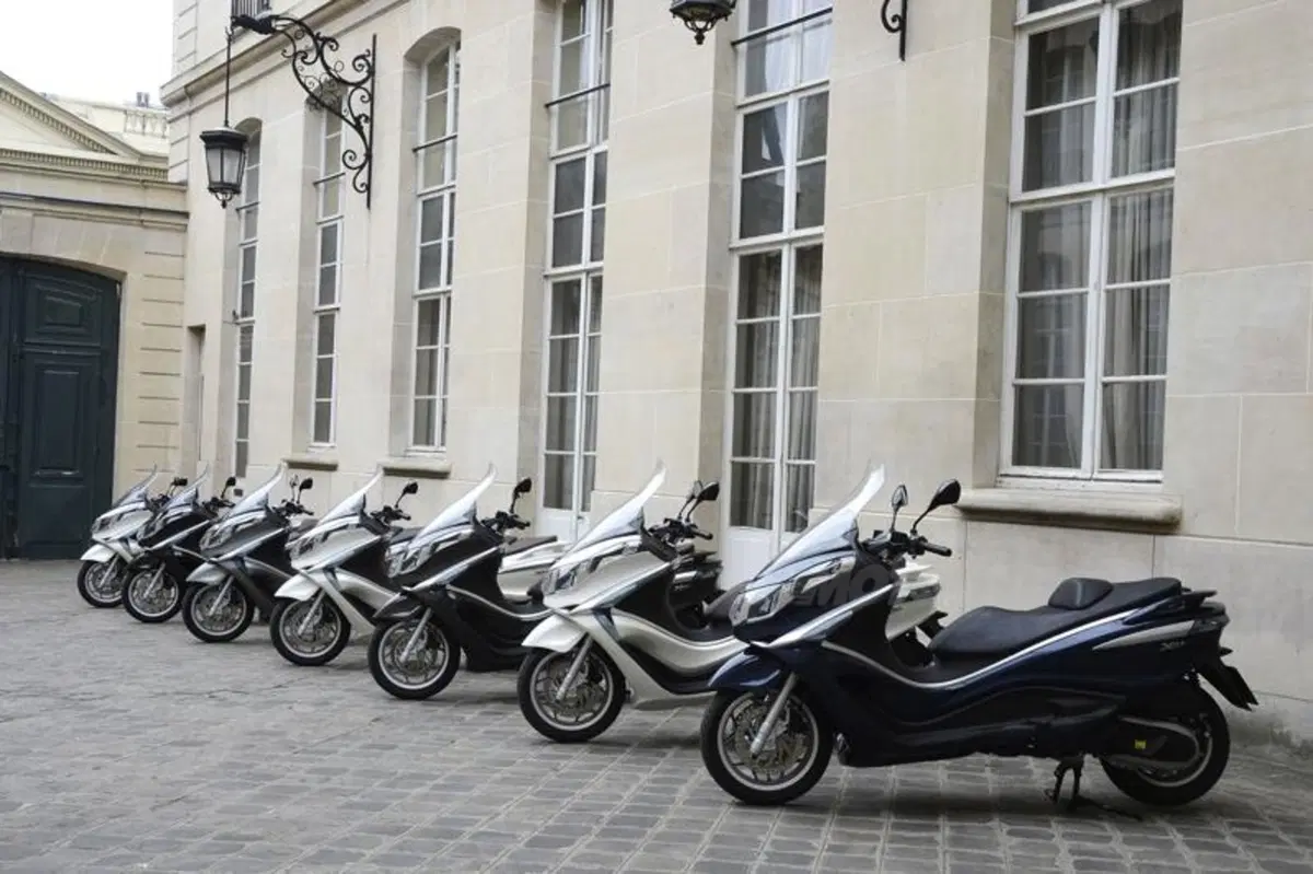 Piaggio X10 350 Executive   (27)