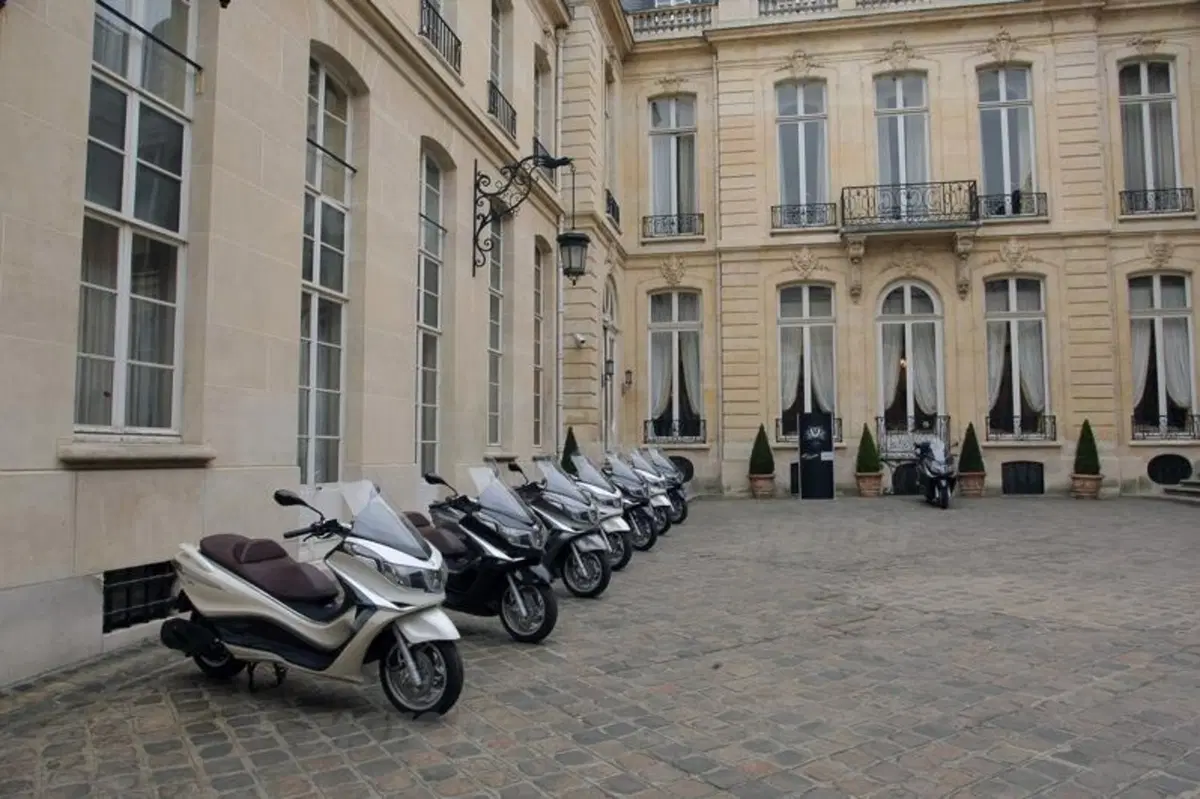 Piaggio X10 350 Executive   (28)