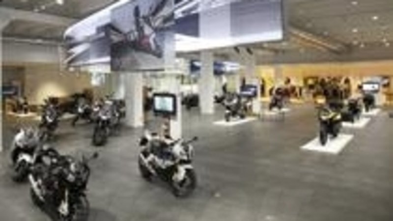 BMW Motorrad inaugura a Roma la pi&ugrave; grande concessionaria del mondo