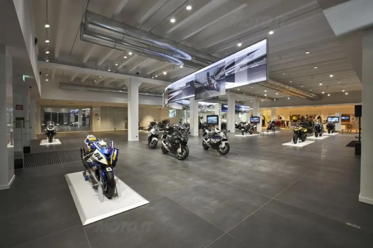 BMW Motorrad inaugura a Roma la più grande concessionaria del mondo (3)