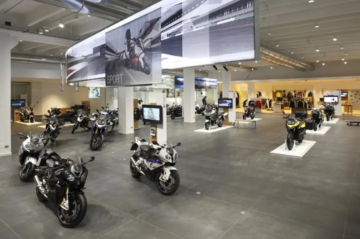 BMW Motorrad inaugura a Roma la più grande concessionaria del mondo (4)