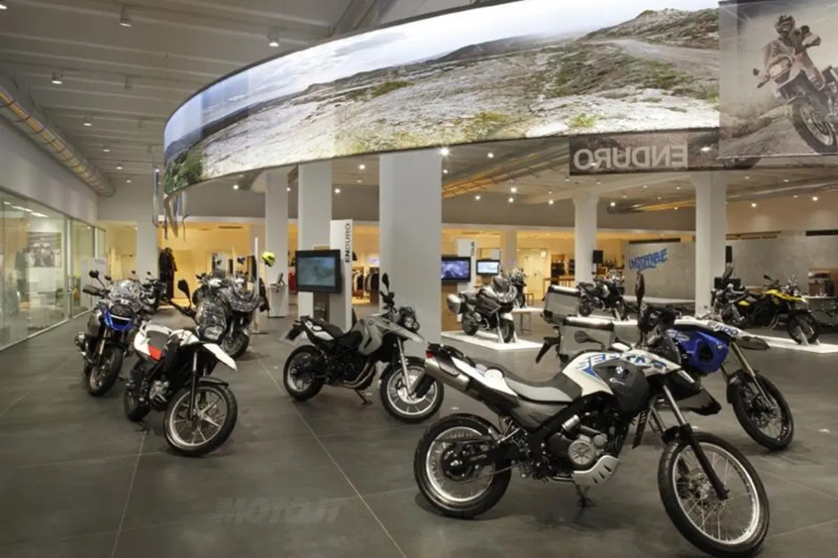 BMW Motorrad inaugura a Roma la più grande concessionaria del mondo (6)