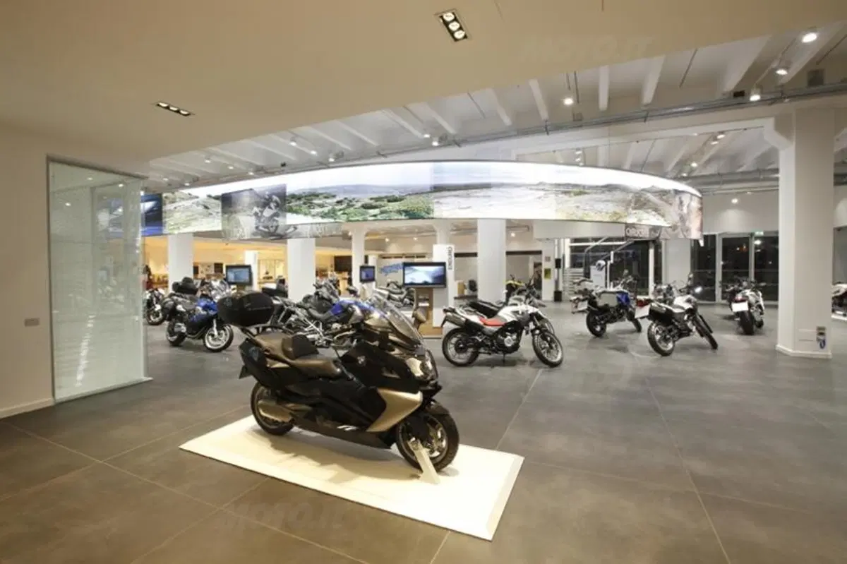 BMW Motorrad inaugura a Roma la più grande concessionaria del mondo (7)