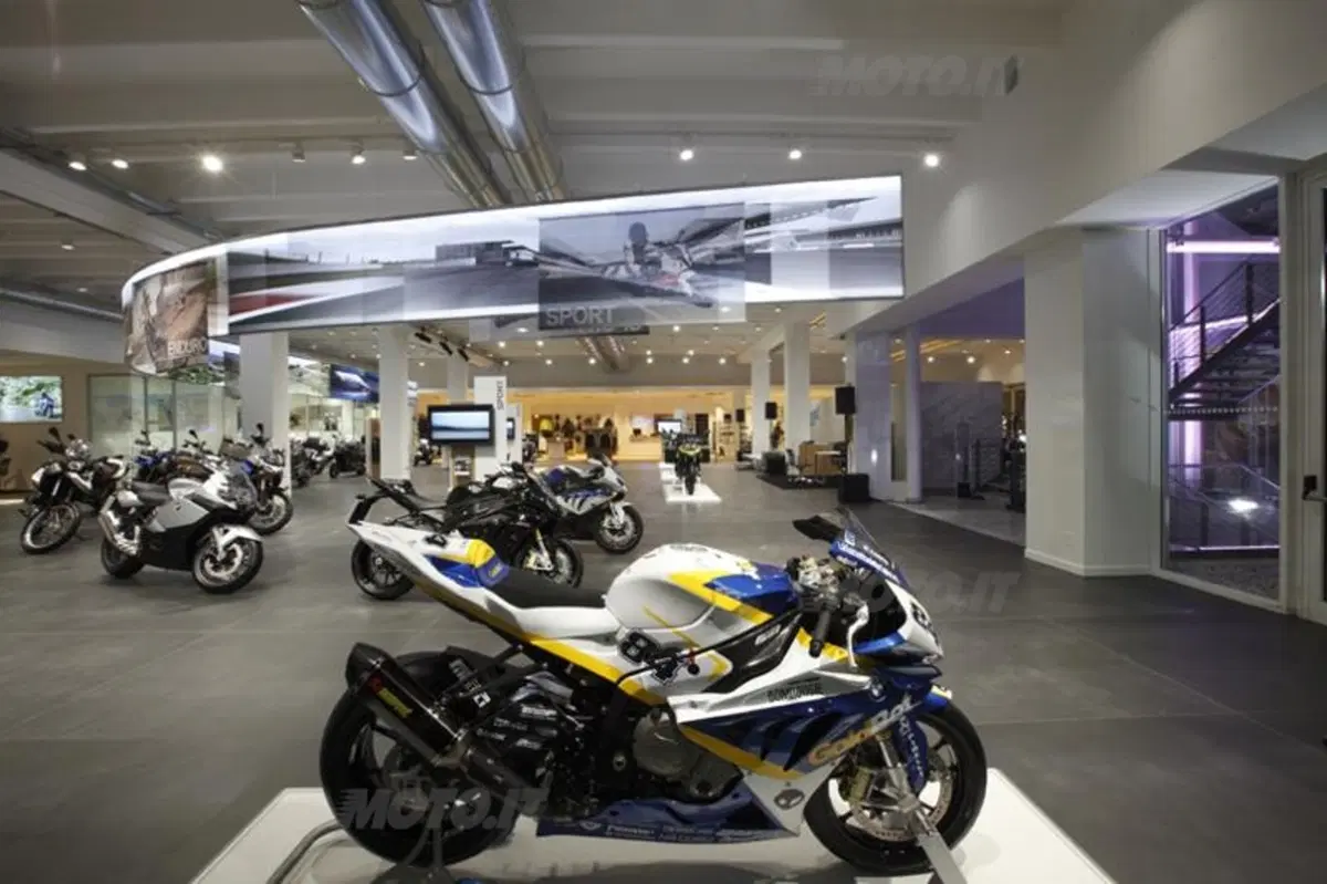 BMW Motorrad inaugura a Roma la più grande concessionaria del mondo (10)