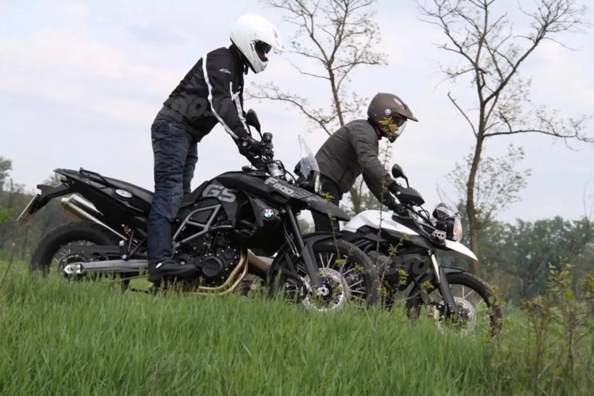 BMW F 800 GS versus Triumph Tiger 800 XC 