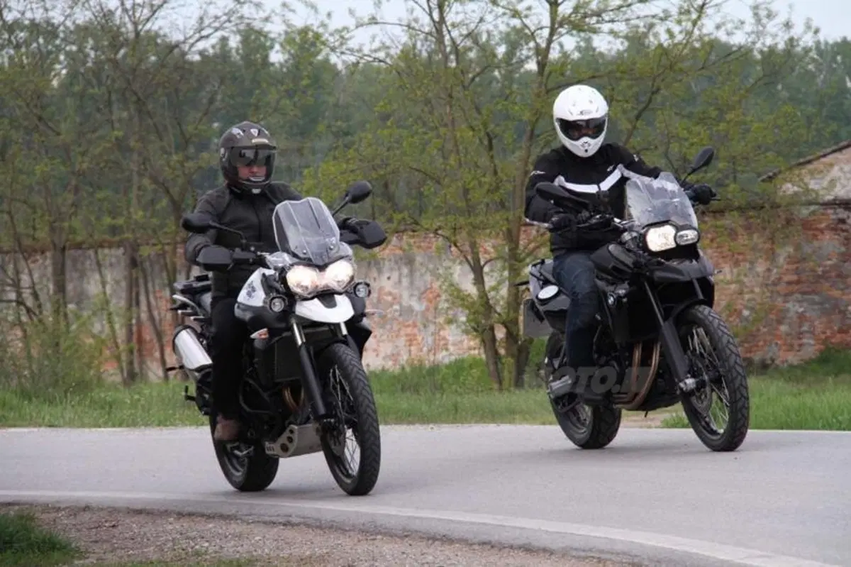 BMW F 800 GS versus Triumph Tiger 800 XC  (2)