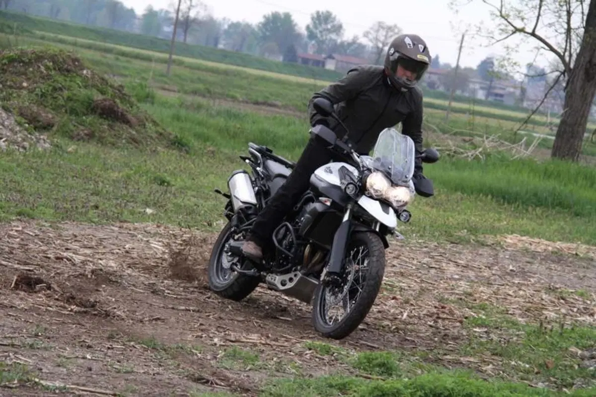 BMW F 800 GS versus Triumph Tiger 800 XC  (14)