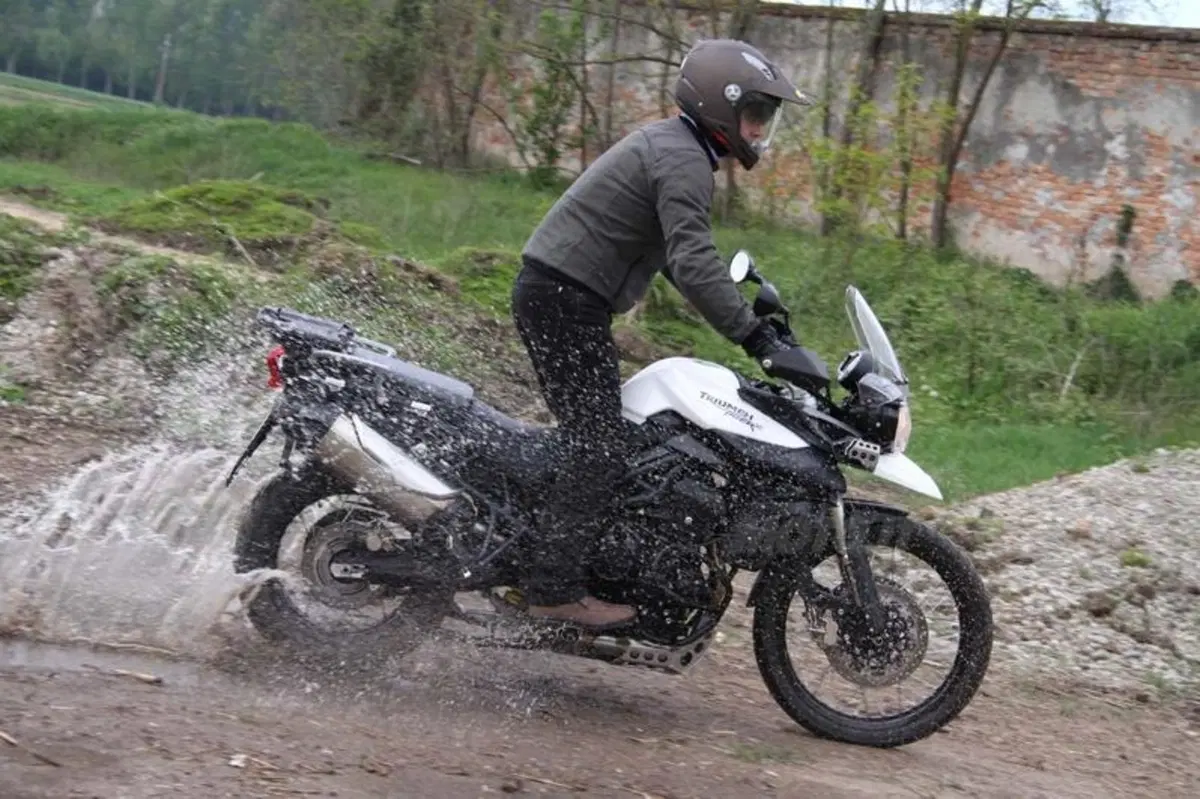BMW F 800 GS versus Triumph Tiger 800 XC  (15)